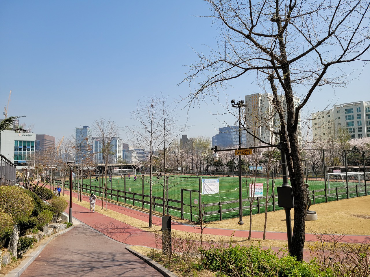 猛龙签约前湖人射手，近13场场均21分，三分命中率高达44%.